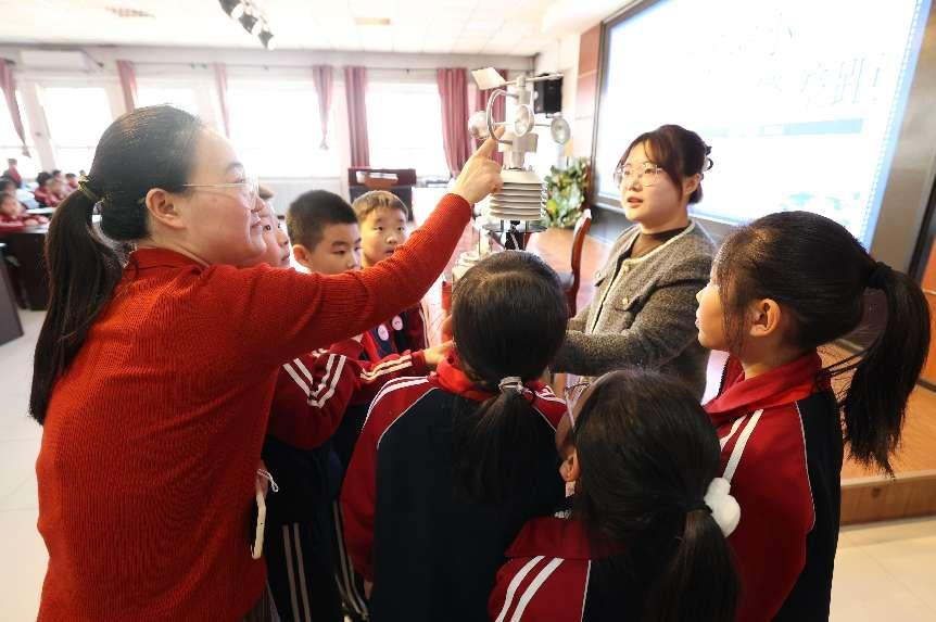 活动中，气象局工作人员为学生展示气象设备。黄杉杉摄