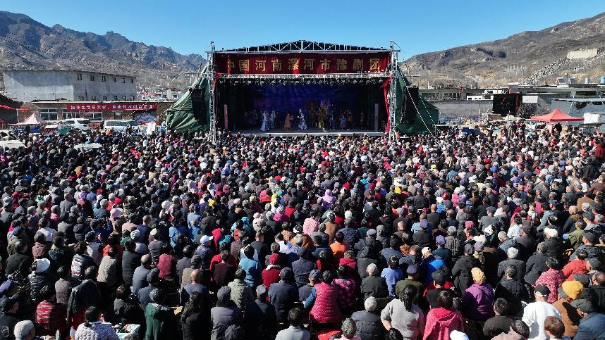 石家庄市灵寿县岔头镇吴家沟村戏曲演出现场人头攒动（无人机照片）。白云飞摄