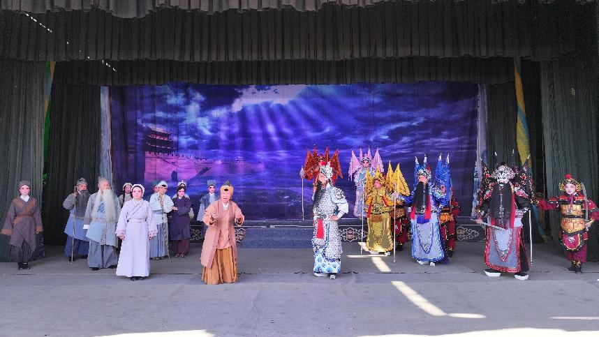 石家庄市灵寿县岔头镇吴家沟村戏曲演出现场，演员正在演出。白云飞摄