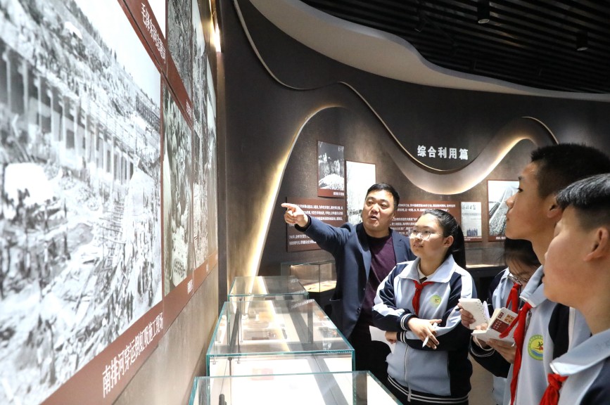 3月19日，师生在了解水利工程的建设过程。刘金忠摄