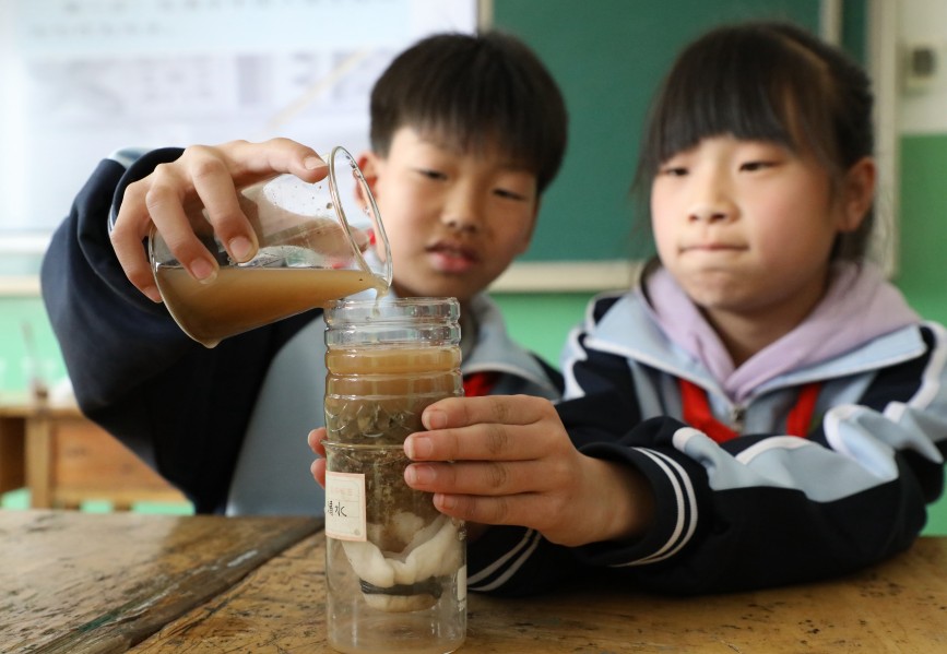 3月19日，学生们在进行净水小实验。刘金忠摄