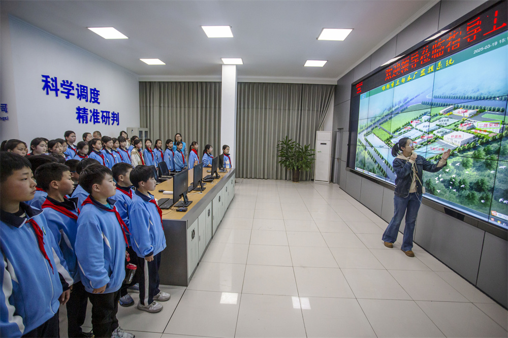 工作人员介绍自来水的生产过程。聂长青摄