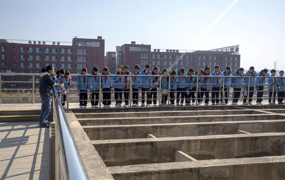 学生们在参观水厂生产流程。聂长青摄