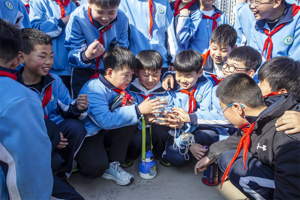 学生们在体验观察南水北调的原水。聂长青摄