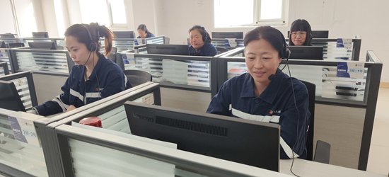 热力公司客服中心“966006”24小时在岗,为用户解答各种供暖问题。李红摄