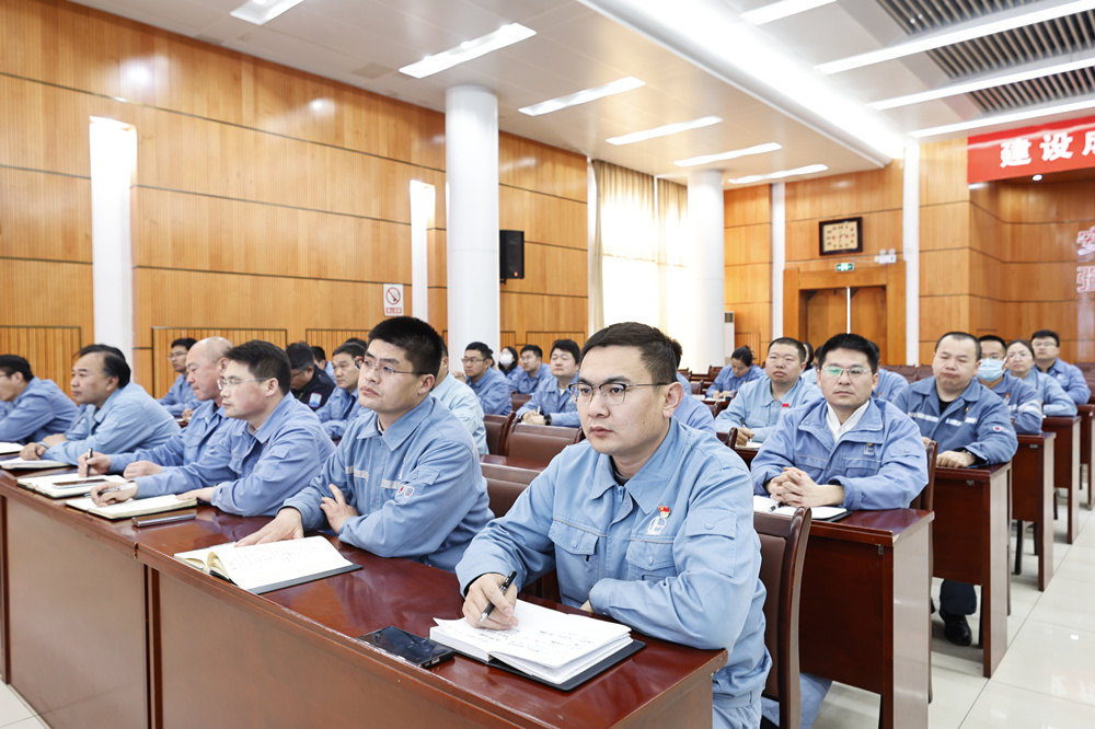 宣讲会上，公司员工在聆听。张子衡摄