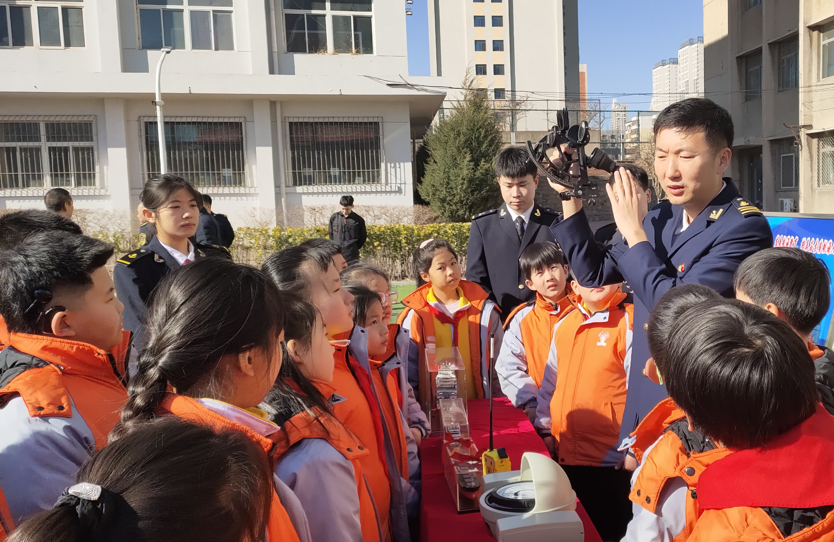 工作人员向同学们介绍航海仪器。叶照辉摄