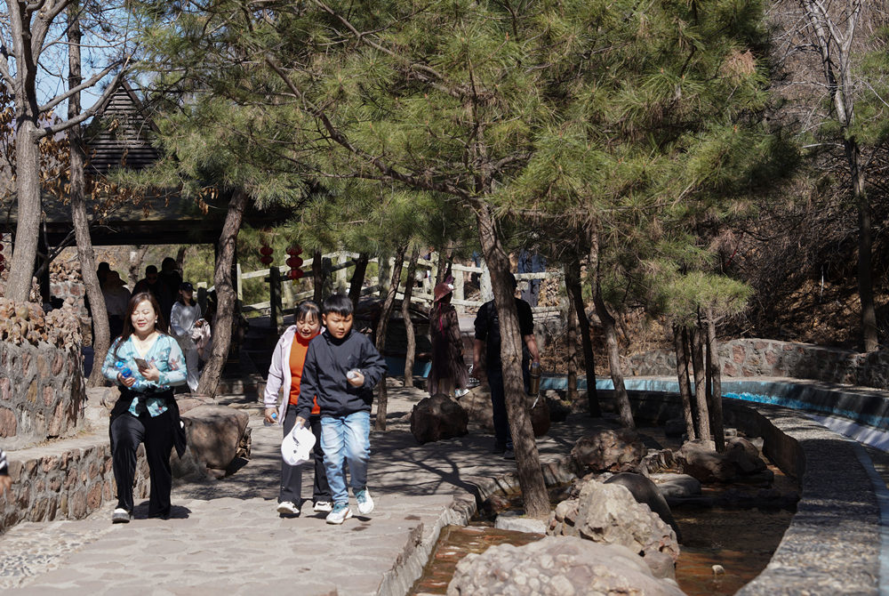 国家地质公园山叶口景区开园首日，游人参观游览。陈儒摄