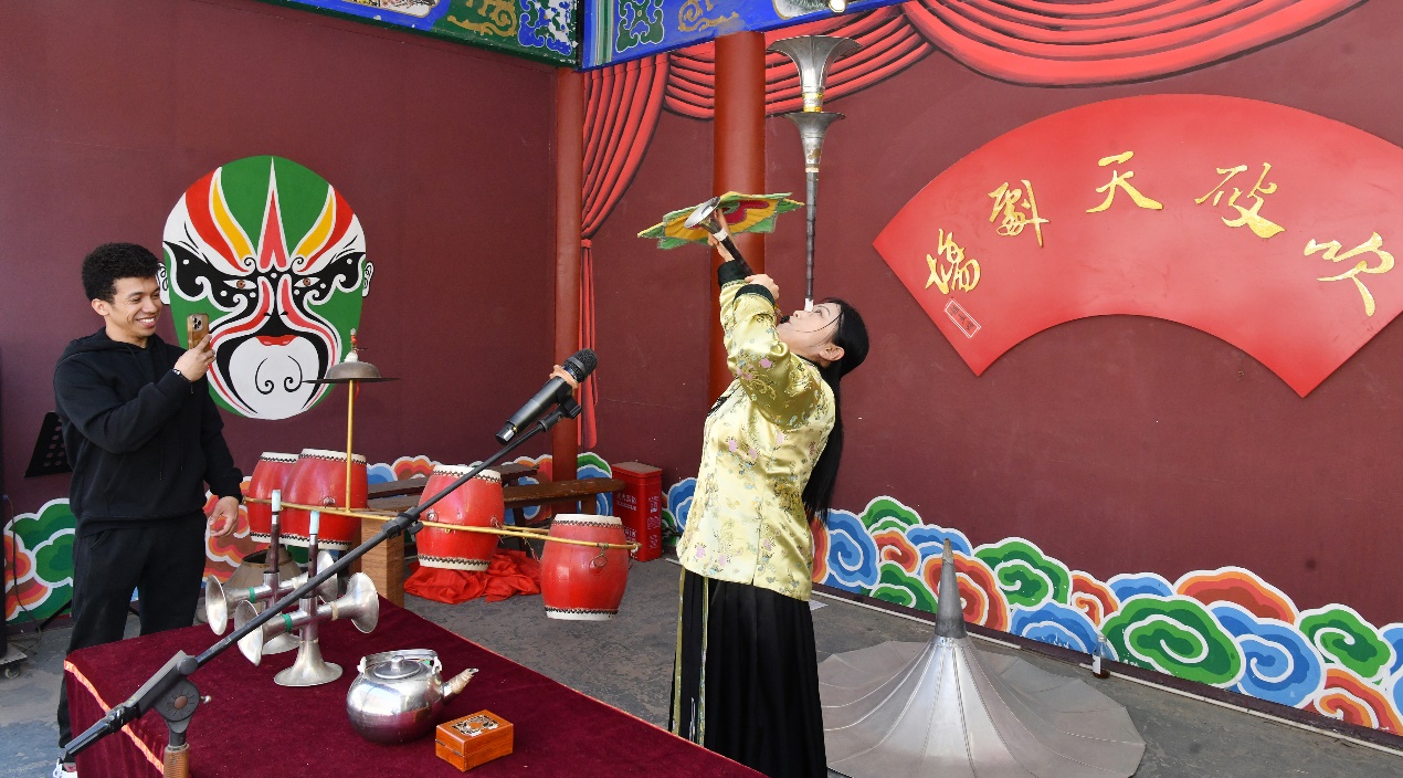 乔恩·弗雷迪·马丁内斯在河北吴桥杂技大世界欣赏杂技艺人表演。苑立伟摄