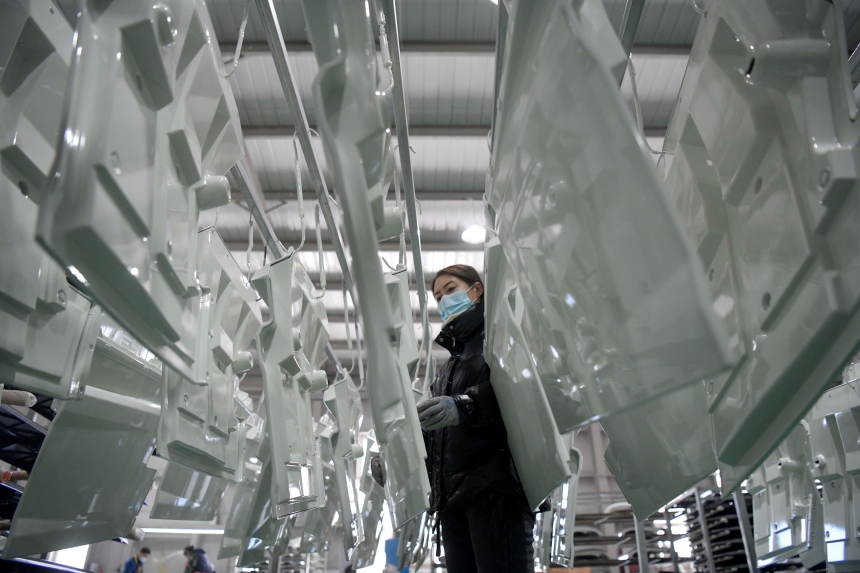 在丰宁满族自治县经济开发区一家汽车零部件生产企业，工人检查产品喷漆后质量。王立群摄