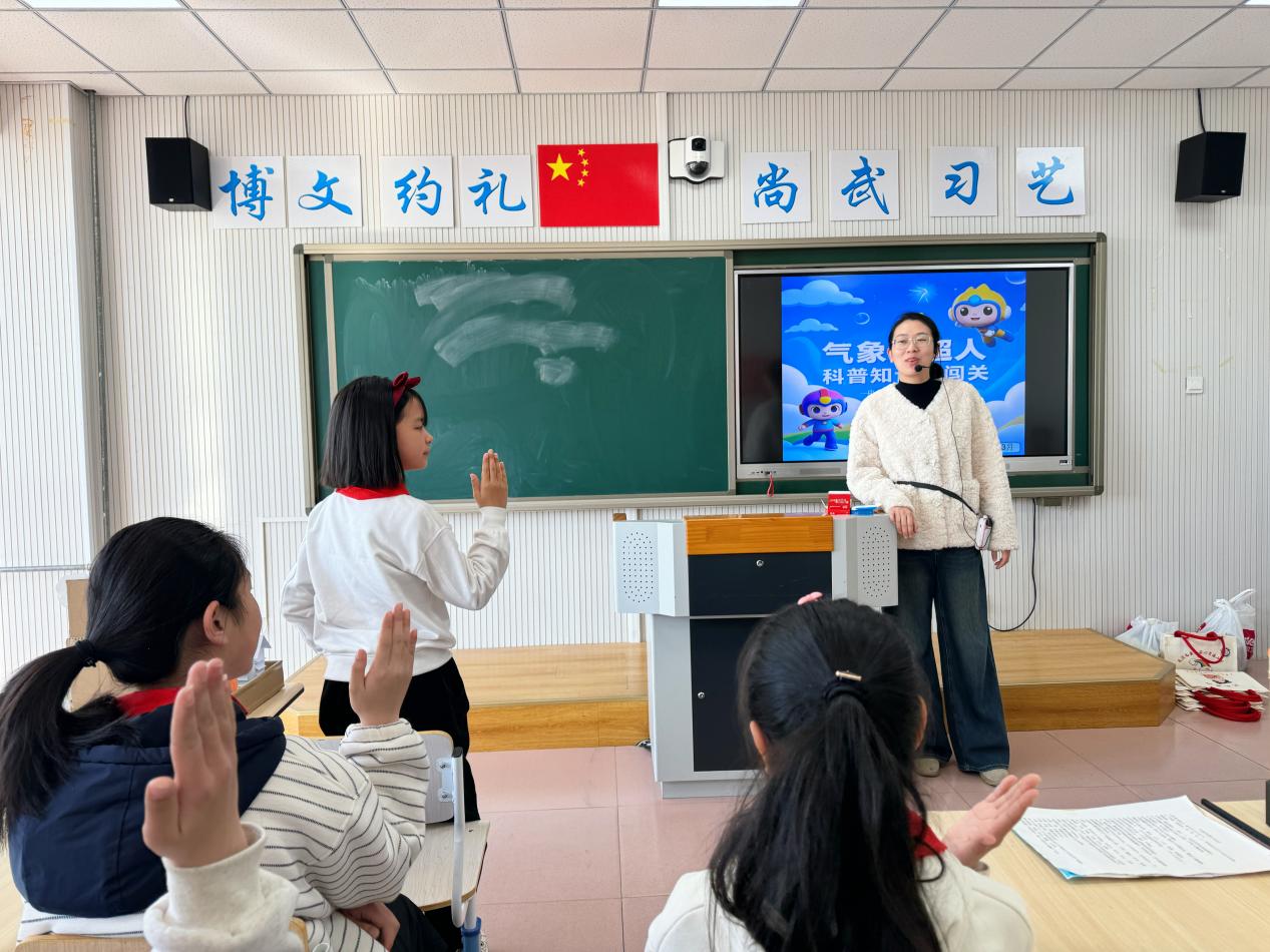 丰南区气象局工作人员给四神庄小学的学生讲解气象知识。刘建萍摄