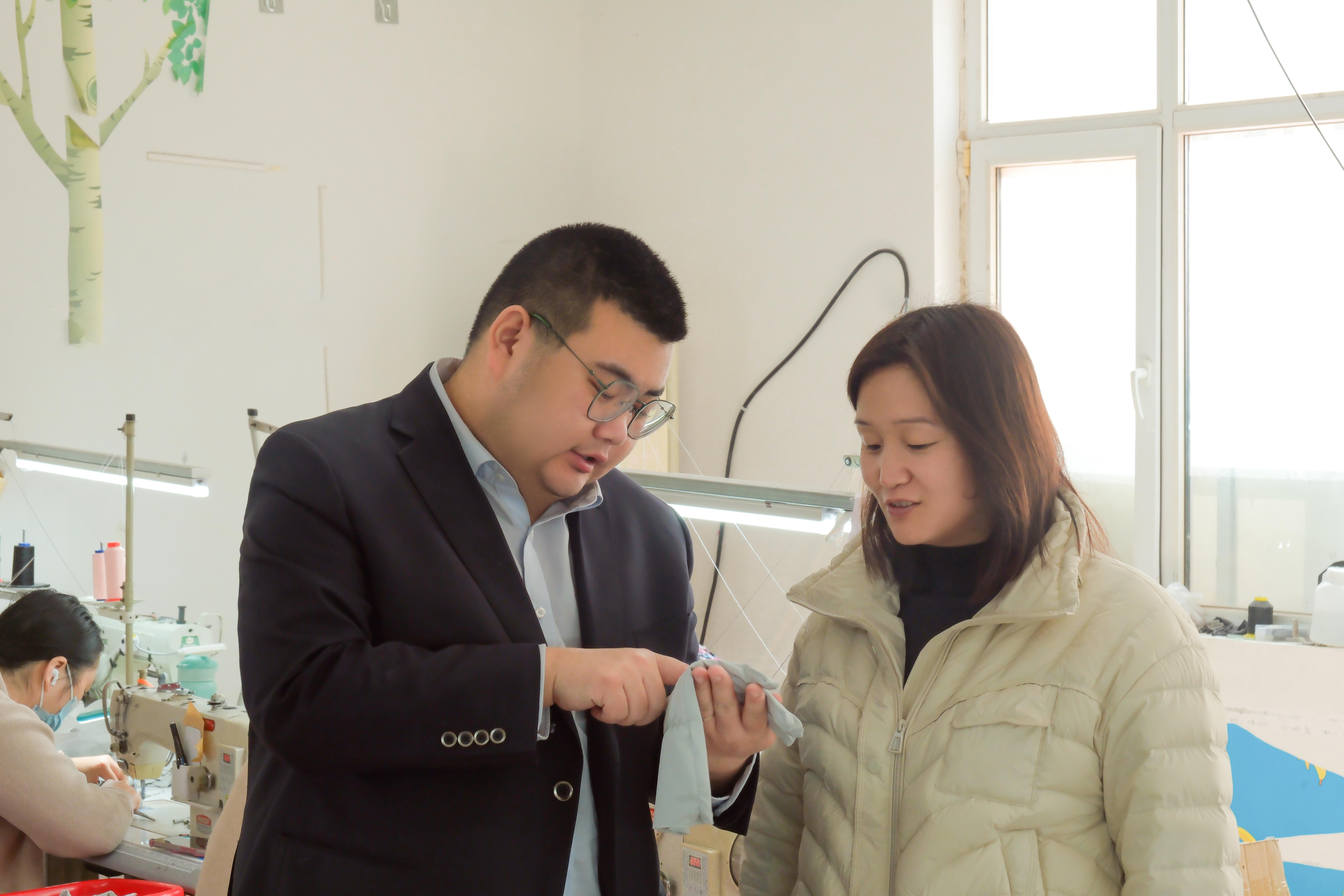 辛集中行客户经理在向美手套厂了解夏季冰丝防晒手套生产情况。靳晴摄
