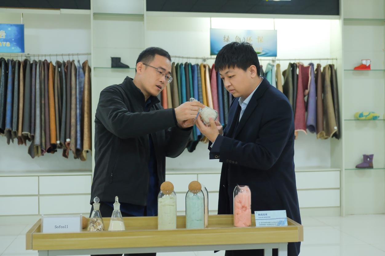 辛集中行客户经理在向美手套厂了解夏季冰丝防晒手套生产情况。靳晴摄