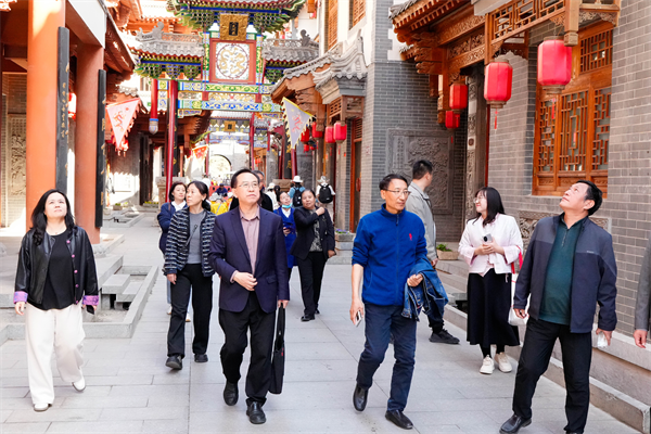 嘉宾参观校园。