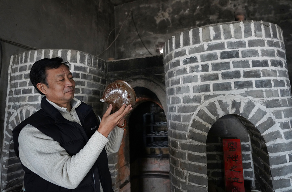 赵之泉在鉴赏柴窑出窑作品。陈儒摄