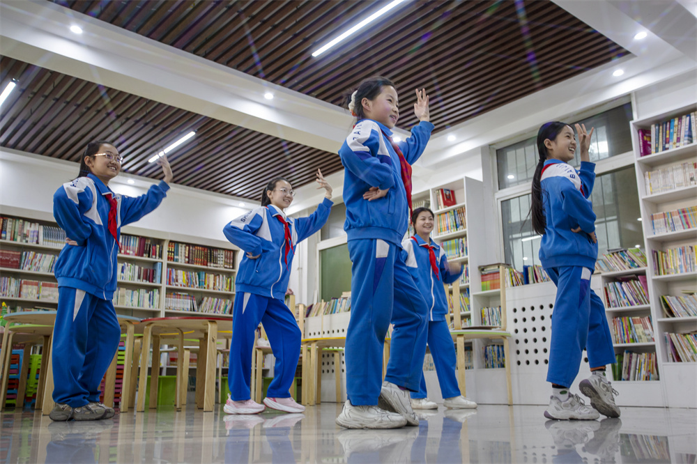 近日，河北省邯郸市复兴区时光小学的孩子们利用大课间时间跟着AI做模仿秀。聂长青摄