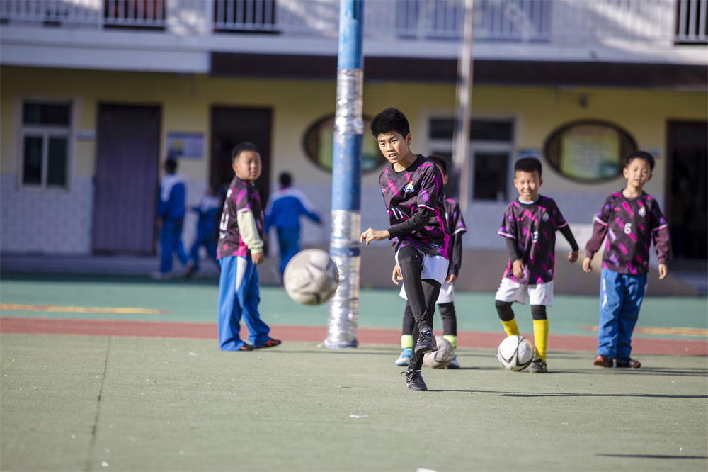 近日，河北省邯郸市复兴区时光小学的孩子们利用大课间时间进行足球基本功训练。聂长青摄