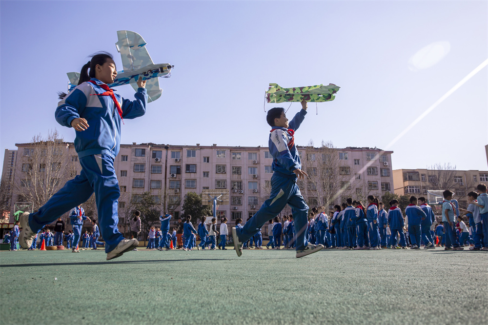 近日，河北省邯郸市复兴区时光小学的孩子们利用大课间时间展示自己飞机模型。聂长青摄