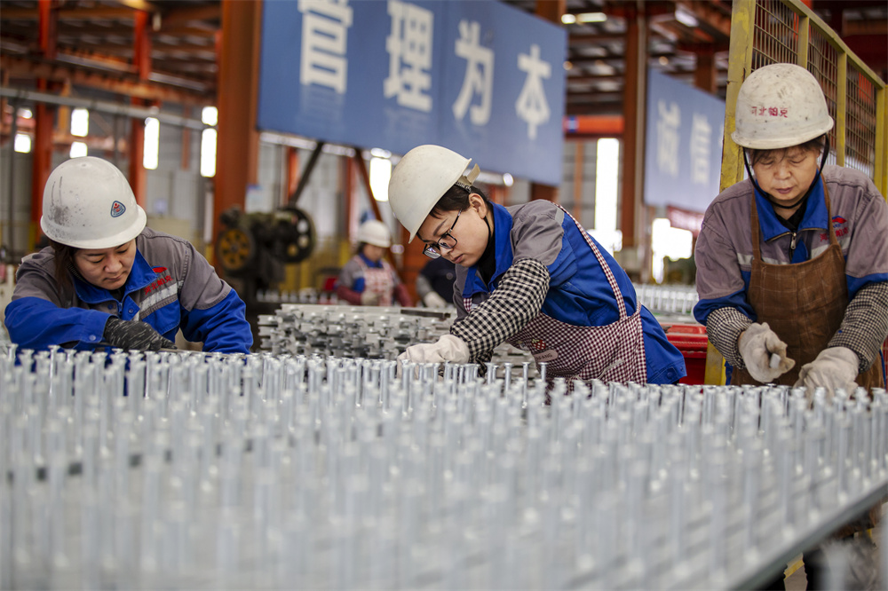 3月26日，河北省邯郸市复兴经济开发区产业园，河北帕克轨道交通设备有限公司职工在对预埋件槽道加工。聂长青摄