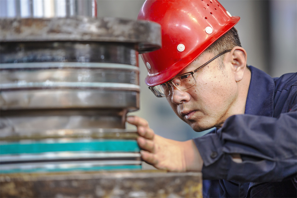 3月26日，河北省邯郸市复兴经济开发区产业园，河北韶液机械科技有限公司职工在赶制液压缸产品。聂长青摄