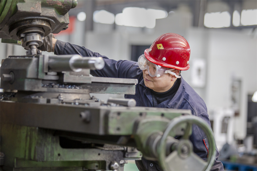 3月26日，河北省邯郸市复兴经济开发区产业园，河北韶液机械科技有限公司职工在赶制液压缸产品。聂长青摄