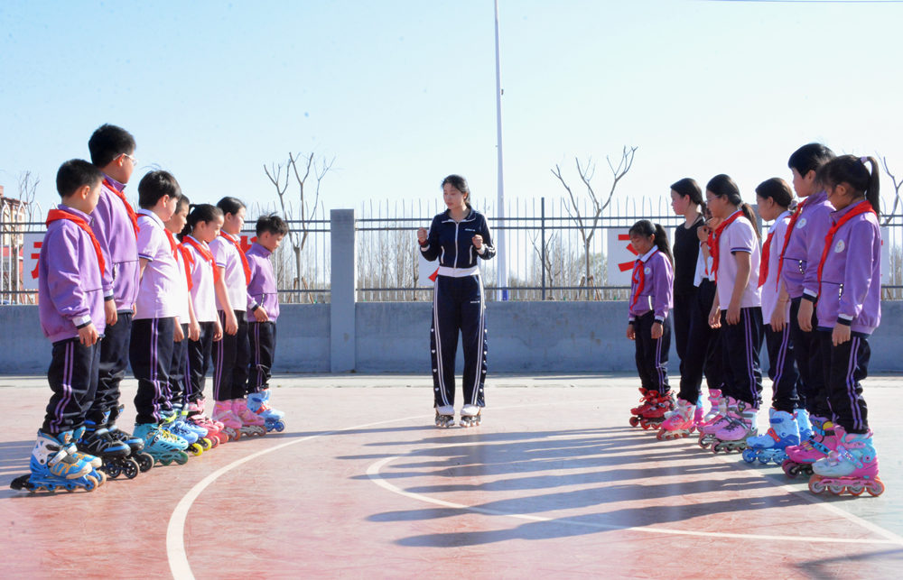 体育老师正在讲解轮滑动作。胡宇婷摄