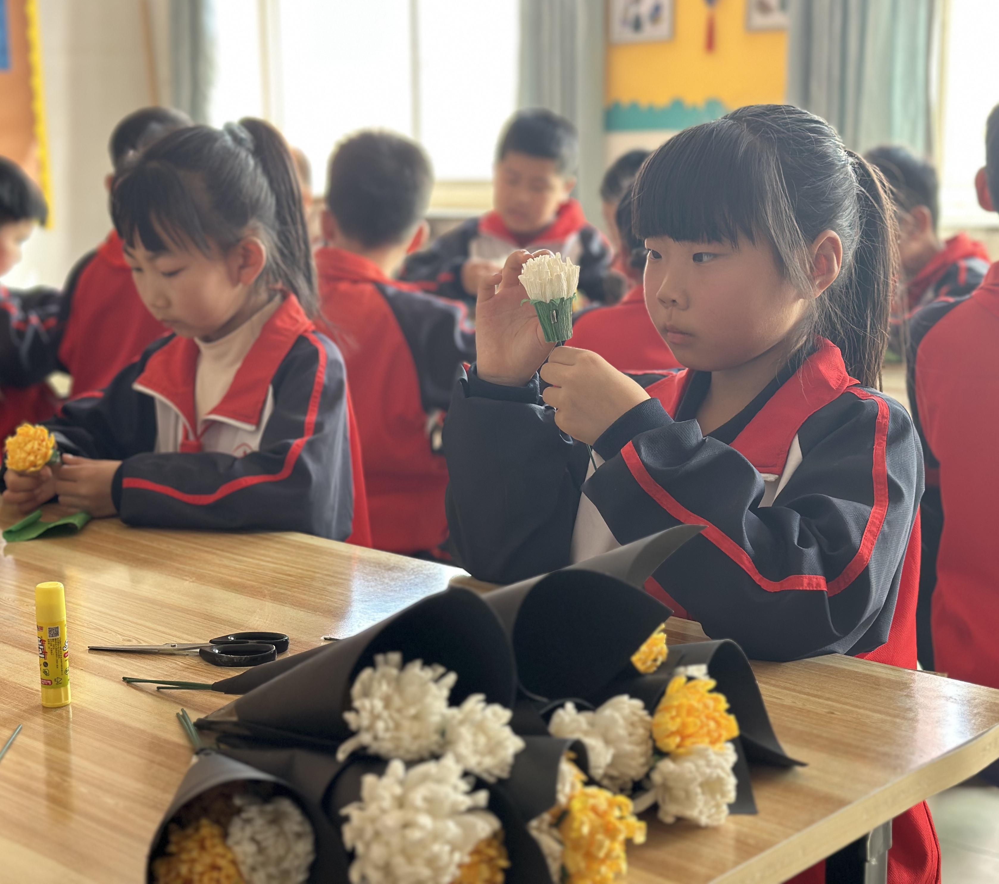 同学们精心调整花瓣形态。穆云霞摄