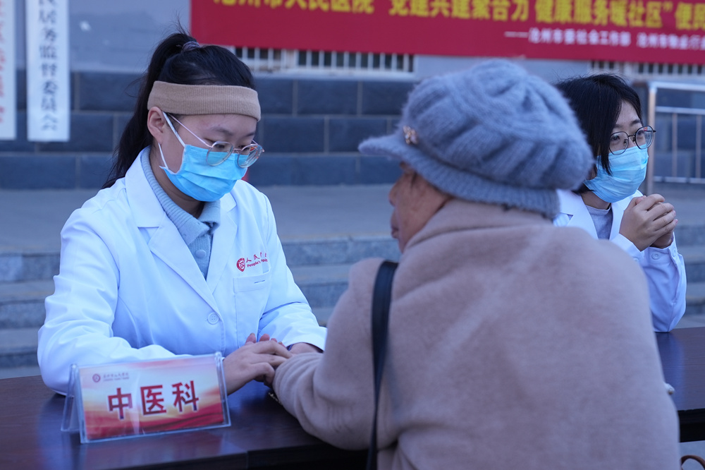 医务人员为居民把脉问诊。马鑫宇摄