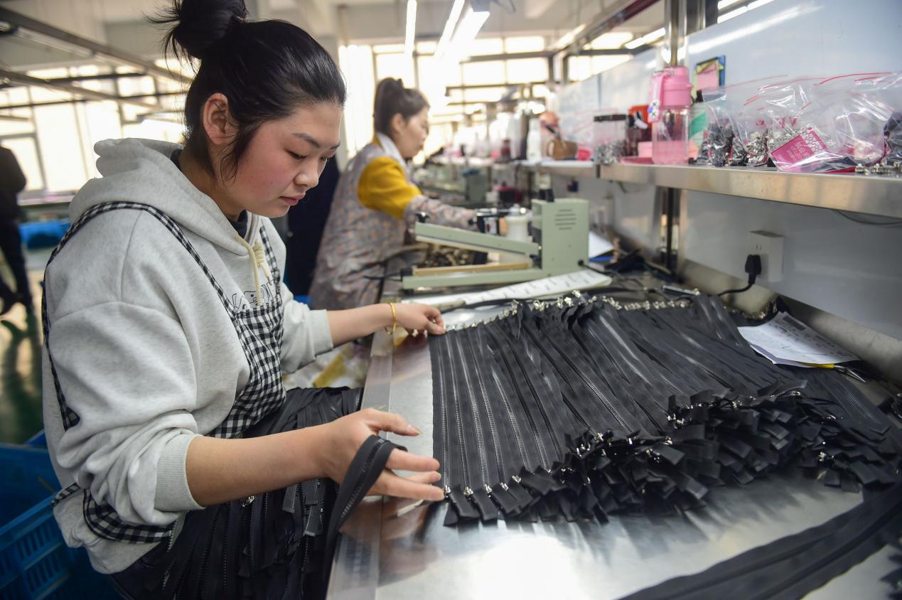 工人在整理成品拉链。傅新春摄