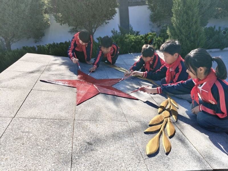 学生为红色建筑描绘加色，以实际行动浸润童心。苏延超摄