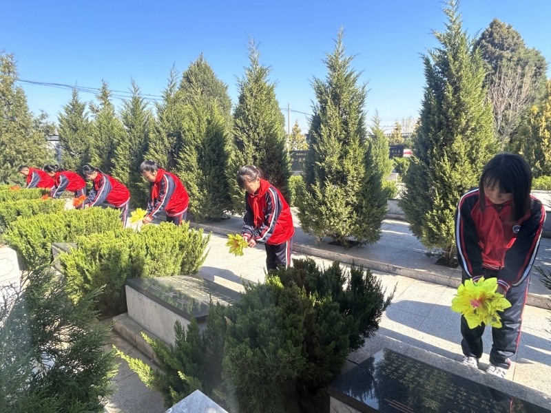 师生肃立鞠躬为革命先辈敬献鲜花。苏延超摄