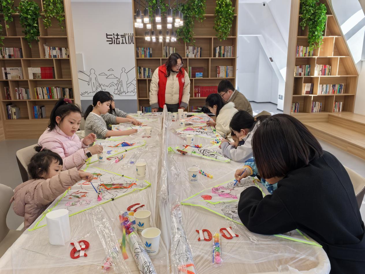 嘉诚瑞郡社区开展“巧手绘纸鸢，民俗共传承”清明主题活动。李楠摄