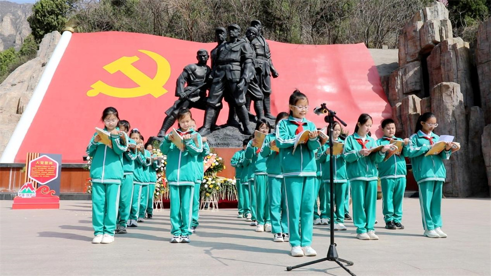 4月3日,易縣第二小學學生在狼牙山腳下,齊聲誦讀《狼牙山五壯士》課文。郭恩橋攝