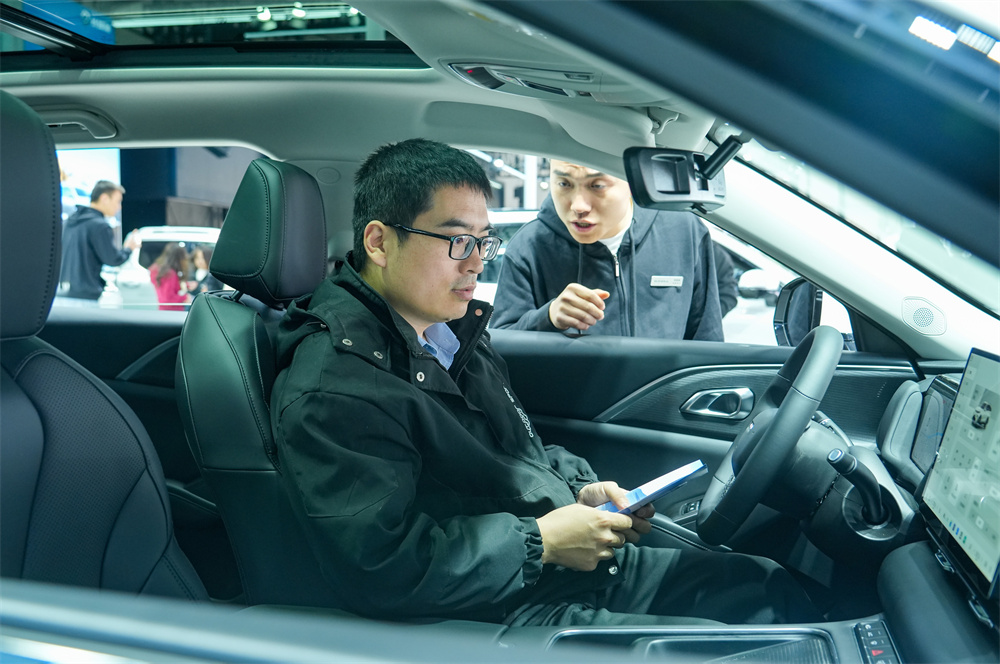 市民体验新车。耿培轩摄