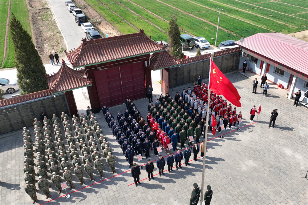 “赓续·2025清明祭英烈”活动现场(无人机照片)。马凯摄