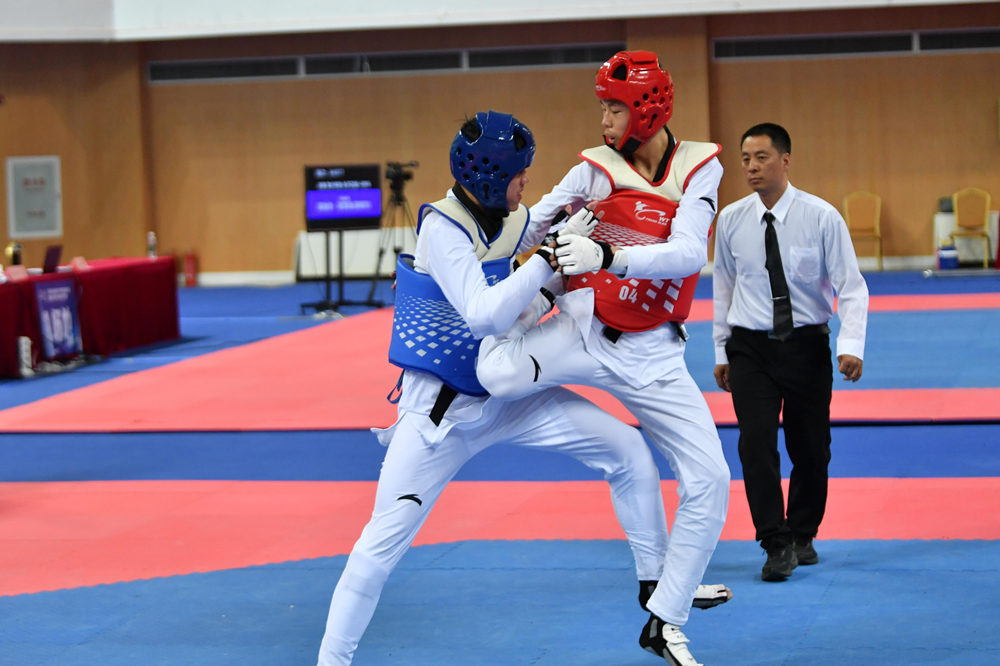 2025年河北省青少年跆拳道锦标赛（甲组）预赛男子甲组—73公斤级决赛陈泽润（蓝）和樊星帅（红）对决中。张泽慧摄
