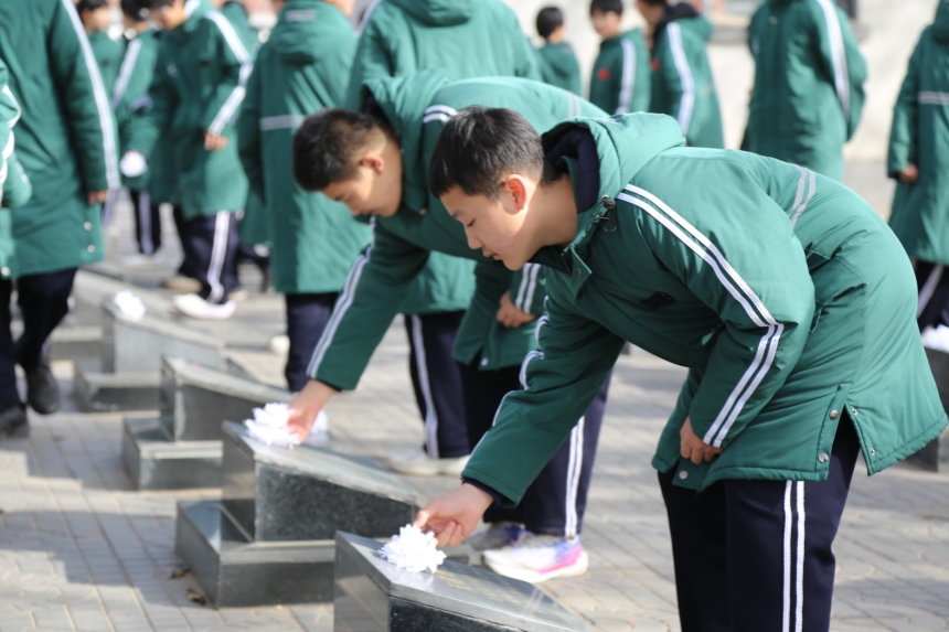 阳原县中小学师生正在进行清明祭扫活动。阳原县委宣传部供图