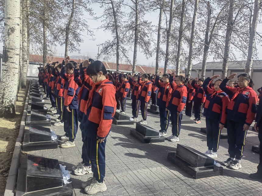 阳原县中小学师生正在进行清明祭扫活动。阳原县委宣传部供图