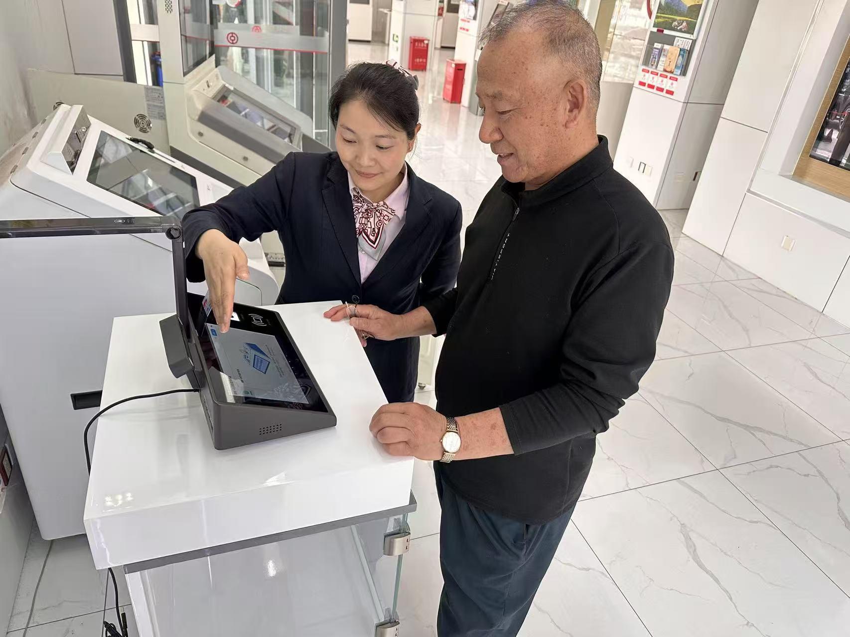 工作人员在为老年退休群众办理养老保险待遇领取资格认证服务。 磁县县委宣传部供图