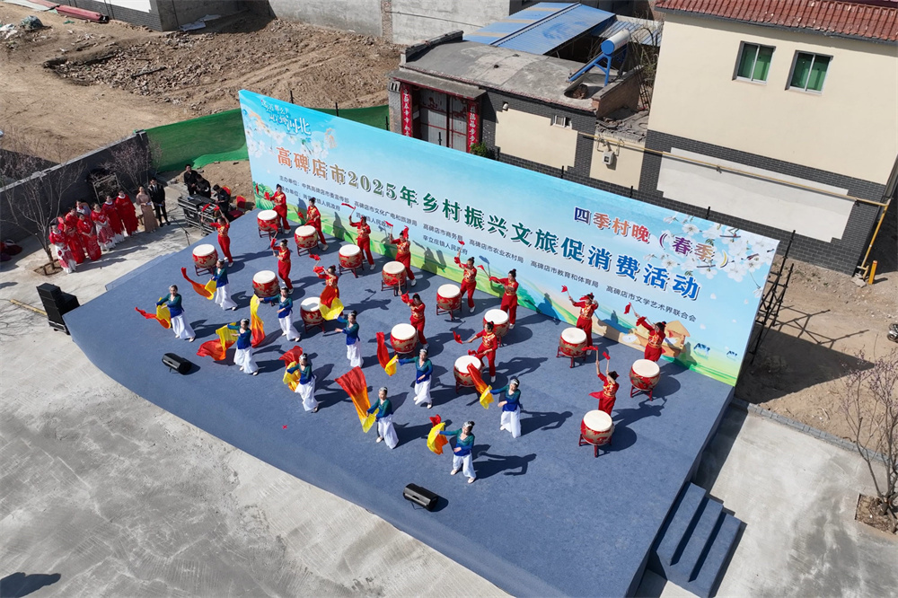 4月6日，活动开幕式上，鼓乐表演气势磅礴，演员们身着鲜艳服饰，手持彩旗，为活动增添了浓厚的文化氛围（无人机拍摄）。马凯摄