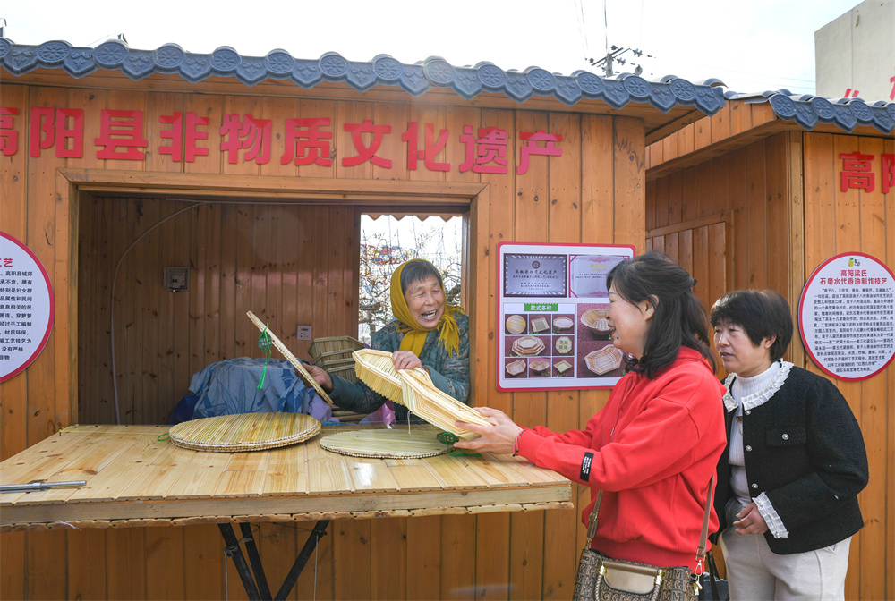 高阳县邢家南镇梨花游园会上，游客参观非遗展示区。崔文吉摄