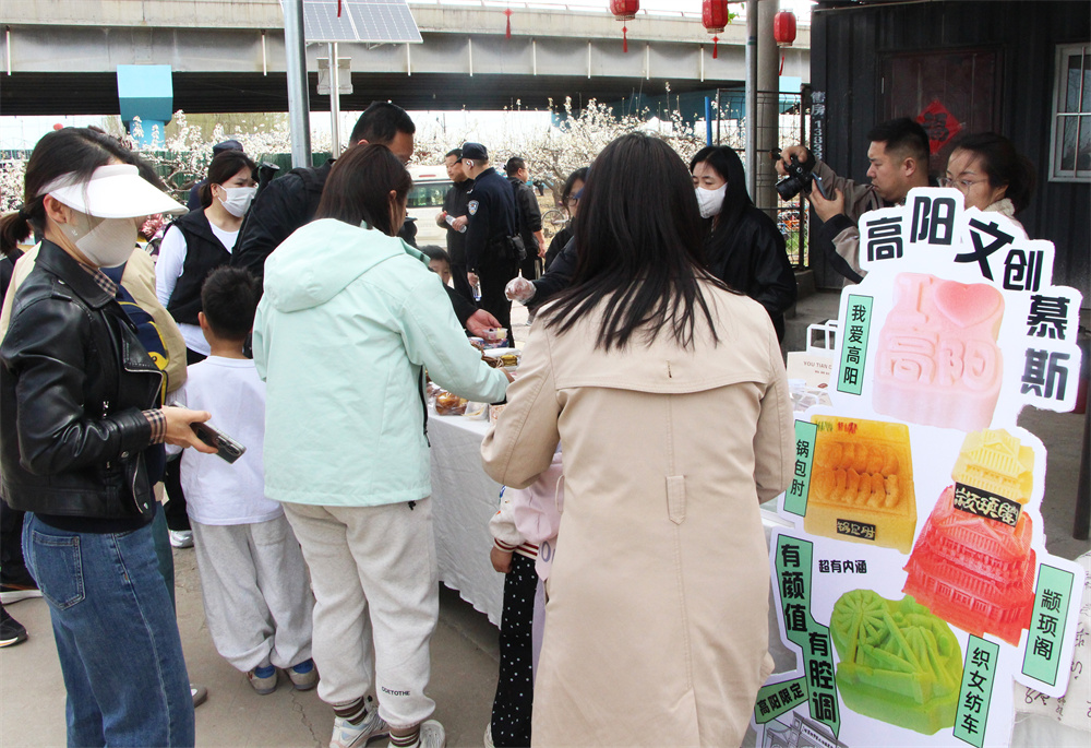 高陽縣邢家南鎮梨花游園會上,游客參觀文創美食區。楊瀰攝
