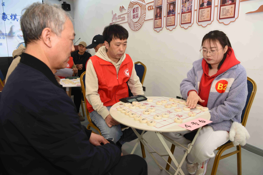 象棋比赛现场，选手进行比拼。胡祝源摄