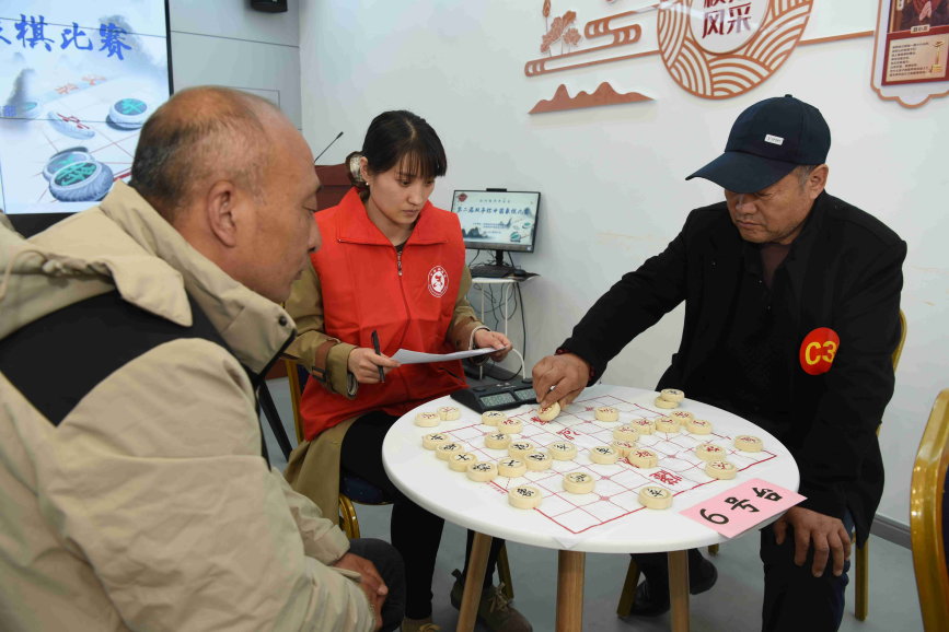 象棋比赛现场，选手进行比拼。胡祝源摄