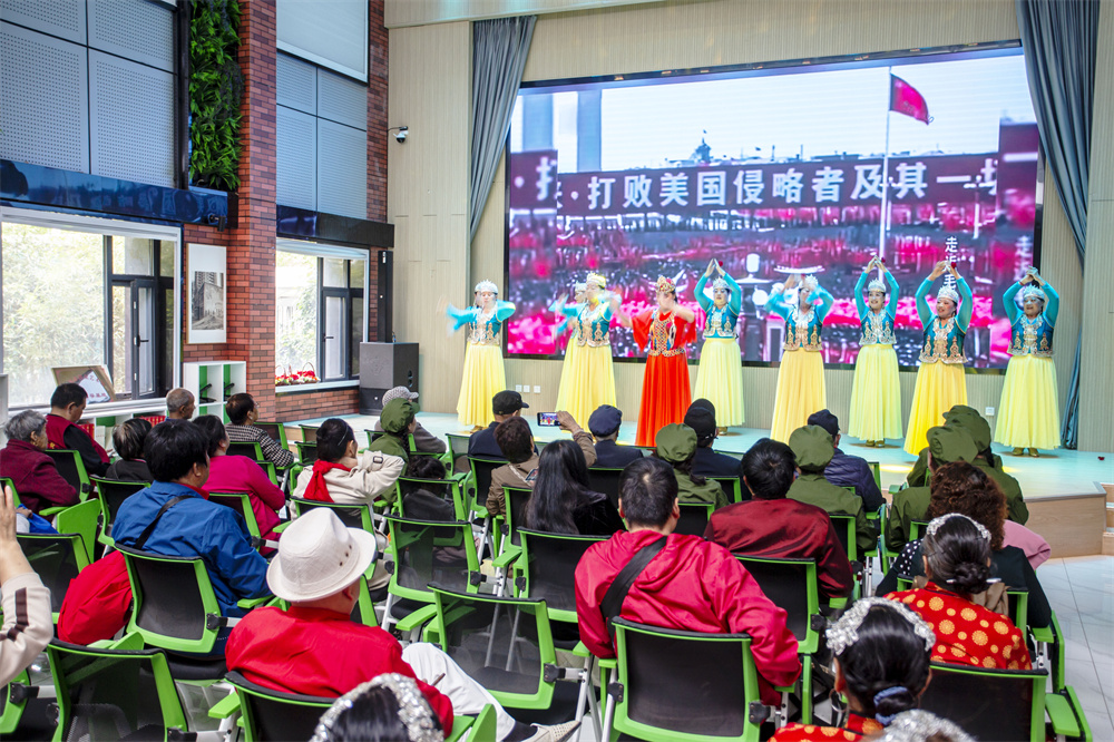 4月11日，復興區百家村街道六二社區北崗院社區劇場，居民自編自演的情景劇《黨的贊歌》吸引了小區居民觀看。聶長青攝
