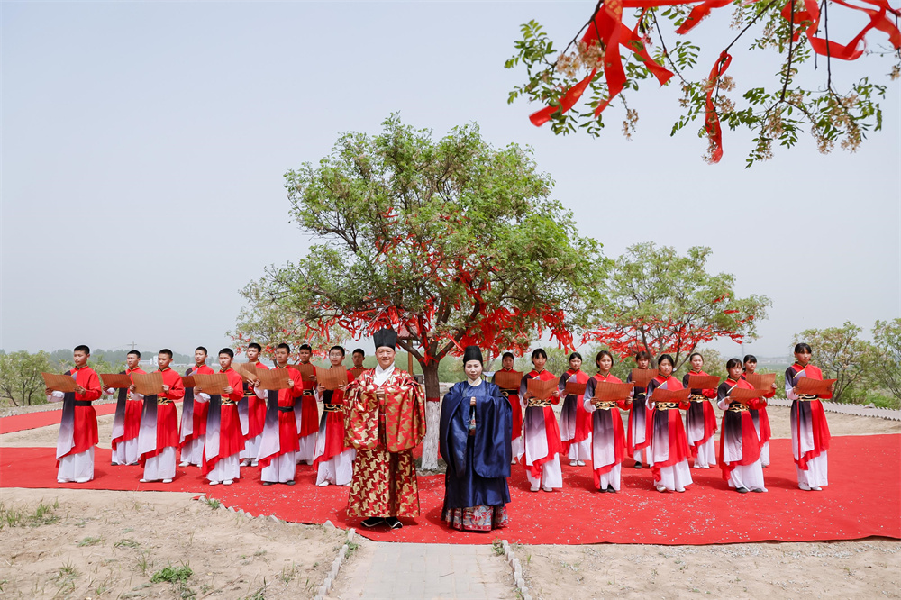 在文冠山至高点,举行中华传统尊贤礼祈福仪式,中小学生共同颂唱新时代,致敬先贤,传承文明。邱县县委宣传部供图