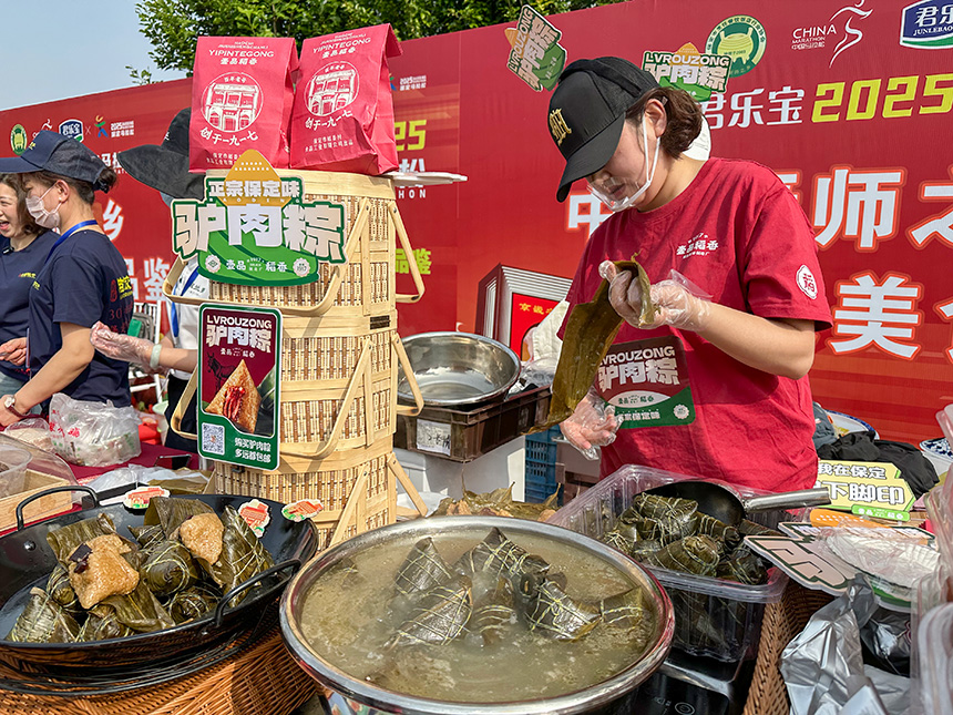 為馬拉鬆選手准備特色美食。馮卿攝