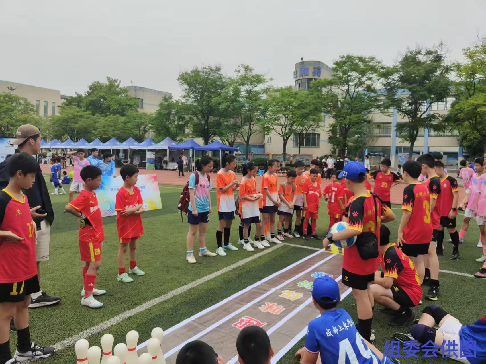 队员们参加足球嘉年华活动——撞击保龄球。活动组委会供图