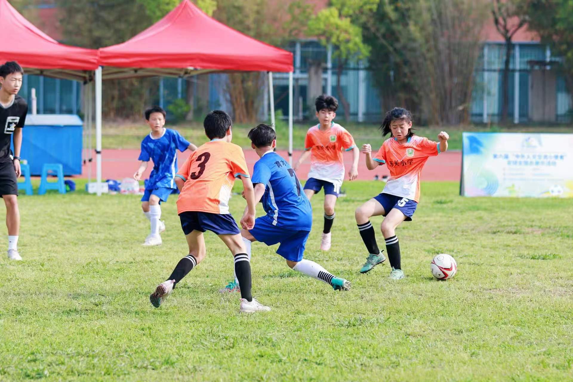 东关小学足球队员比赛中。活动组委会供图