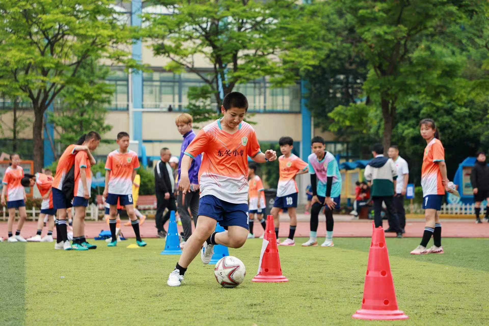 队员进行足球技巧展示。活动组委会供图